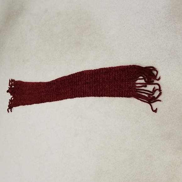 Beautiful red/burgundy woven scarf - Picture 4 of 6